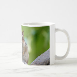 Caneca De Café Chipmunk que senta-se em uma rocha