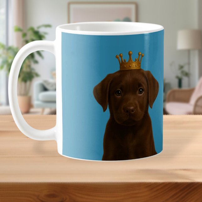 Caneca De Café Chocolate Labrador Puppy com Dourada Coroa (Chocolate Labrador Puppy in Gold Crown Cute Coffee Mug
by Ricaso. Choc lab pup dog wearing a crown)