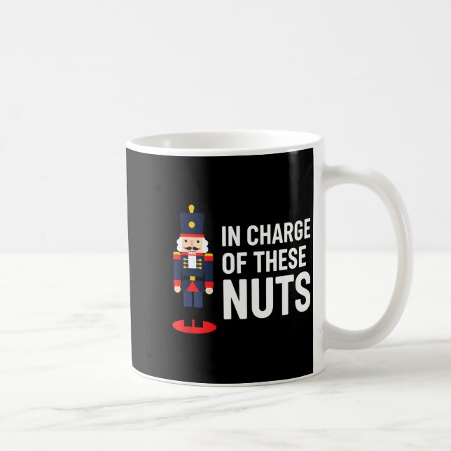 Caneca De Café Christmas Nutcracker In Charge Of These Nuts Funny (Direita)