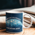Caneca De Café Cidade de Esqui Personalizada Montanha do Colorado<br><div class="desc">Mug de montanha azul personalizado para a sua cabana de esqui ou resort de montanha do Colorado onde pessoas para esquiar e férias de inverno. Estas legal canecas personalizadas apresentam um desenho fofo de montanhas com capas de neve e uma paisagem azul. Uma natureza excelente guarda uma família que ama...</div>