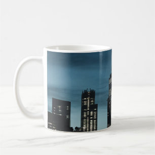 CANECA DE CAFÉ CIDADE URBANA DURANTE A NOITE