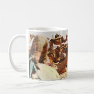 CANECA DE CAFÉ CINCO CAMELOS NO CAMPO