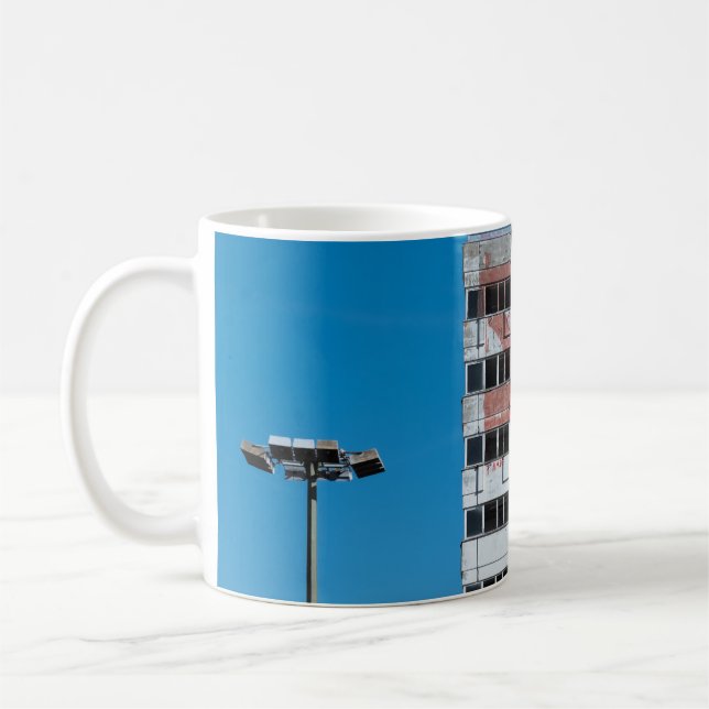 CANECA DE CAFÉ CINZAS E LUZ POSTE PRETA (Esquerda)