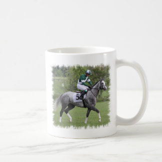 Caneca de café cinzenta Dappled do cavalo de raça