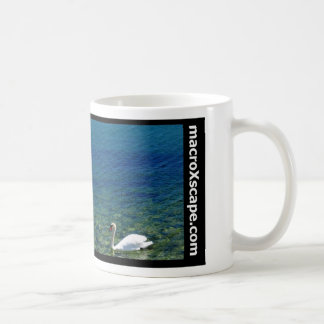 Caneca De Café cisne solitária no oceano azul