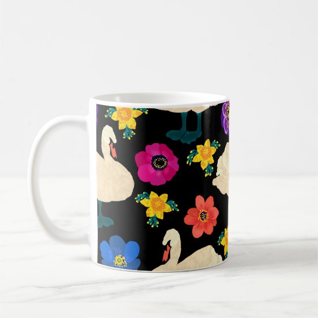 Caneca De Café Cisnes, flores, fundo preto desenhado à mão. (Esquerda)
