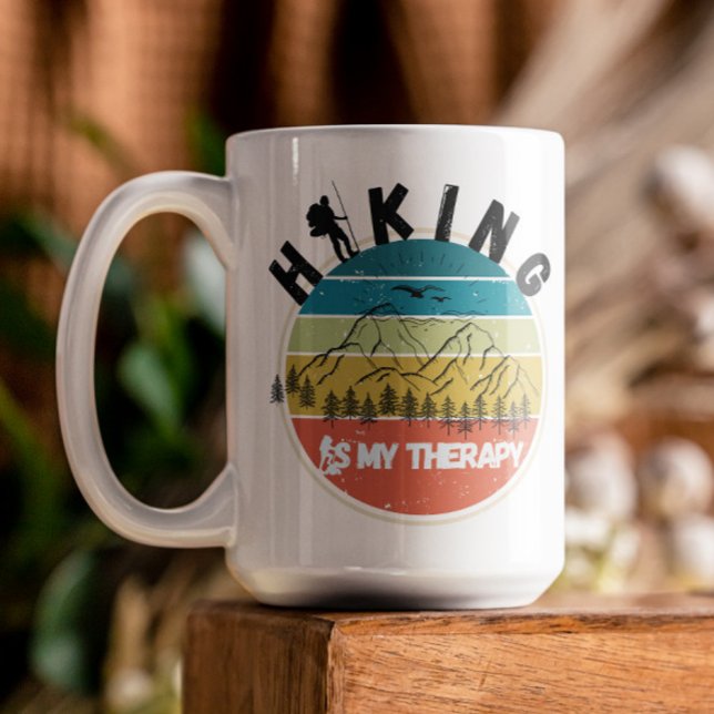 Caneca De Café Citação de Aventura Hiking é terapia retrorativa C (Criador carregado)