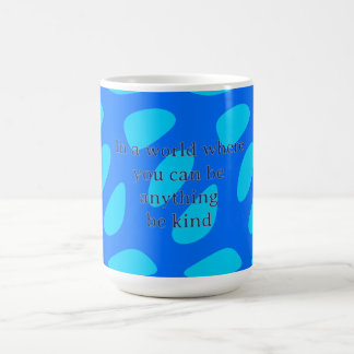 Caneca De Café Citação de Gentileza em Padrão Abstrato de Lágrima