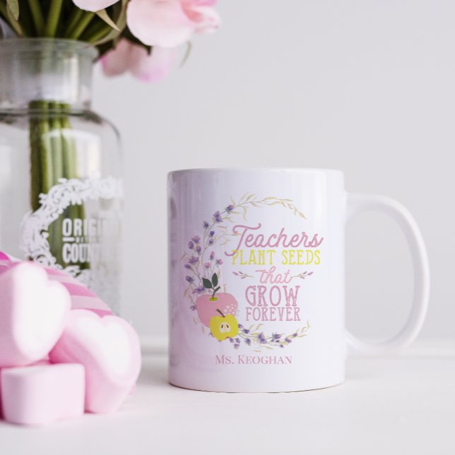 Caneca De Café Citação de Plantações de Professores Florais (Teachers Plant Seeds that Grow Forever Mug with pretty floral wreath and apples.  Add Teachers name)