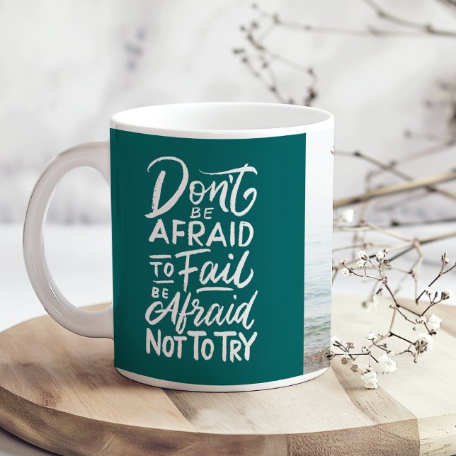Caneca De Café Citação Inspiracional "Não tenha medo" com Foto (Inspirational Quote "Don't be afraid" with Photo Coffee Mug on a boho wooden kitchen table.)