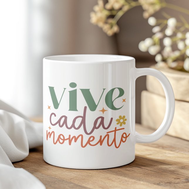 Caneca De Café Citação Inspiradora "Vive Cada Momento" ("Vive Cada Momento" Inspirational Quote Coffee Mug on a boho wooden table.)