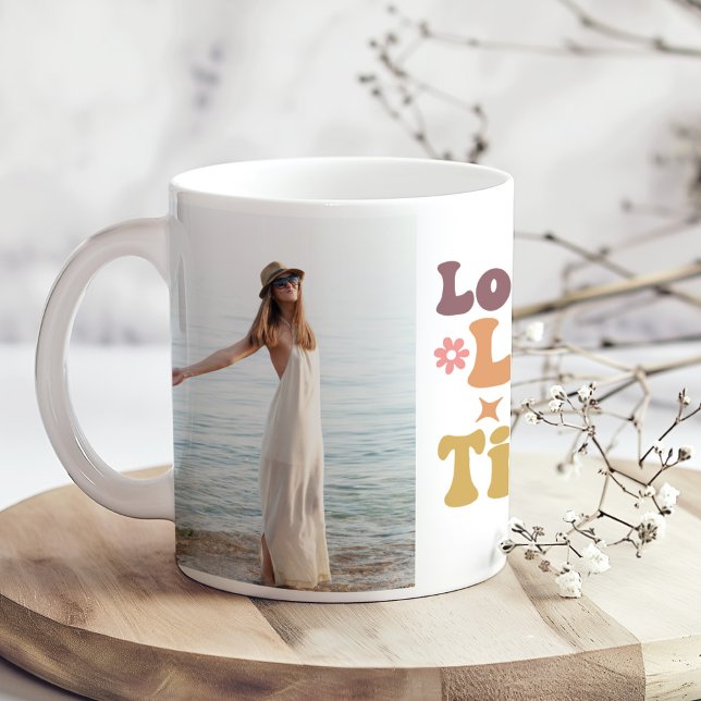 Caneca De Café Citação Personalizada De Fotos "Lo Bueno Lleva Tie ("Lo Bueno Lleva su Tiempo" Custom Photos Quote Coffee Mug on a boho wooden kitchen table.)