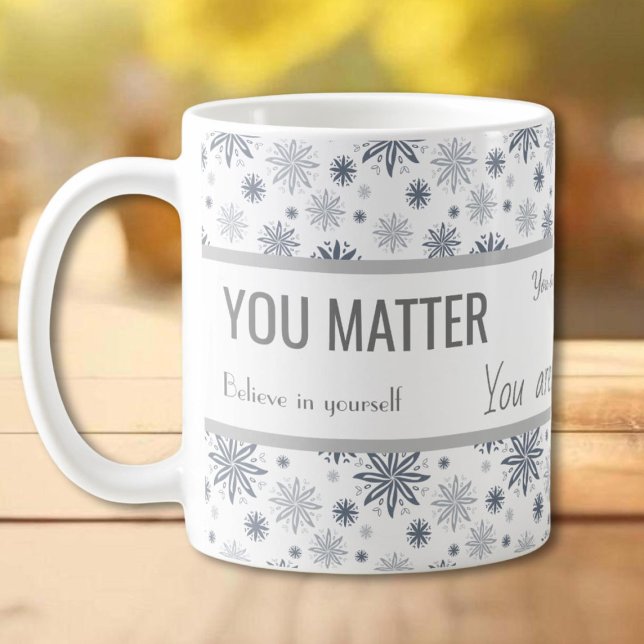 Caneca De Café Citações Florais de Empoderamento (Criador carregado)