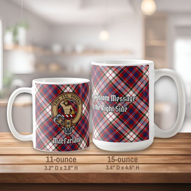 Caneca De Café Clan MacFarlane Crest sobre o vestido Tartan (Criador carregado)