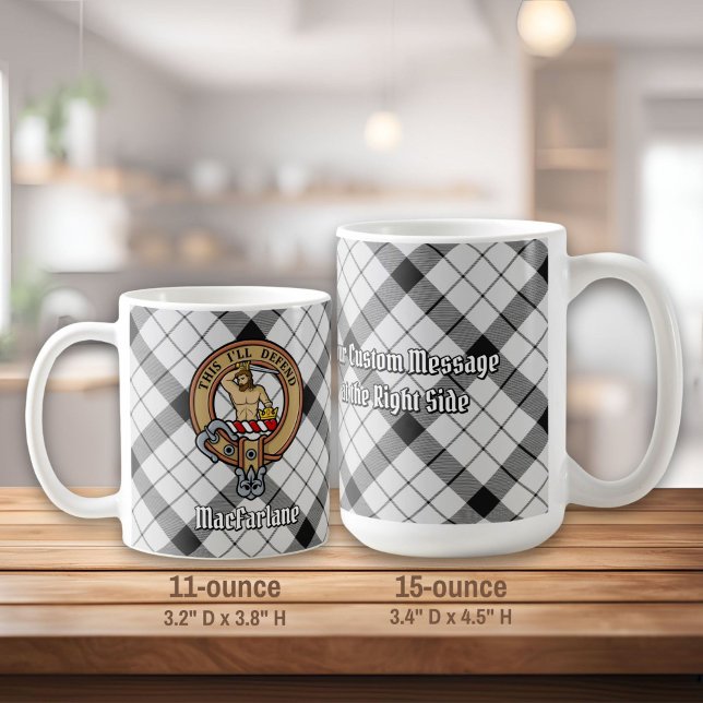 Caneca De Café Clan MacFarlane Crest sobre Tartan Preto e Branco (Criador carregado)