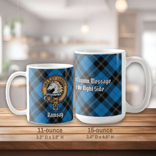 Caneca De Café Clan Ramsay Crest sobre Blue Hunting Tartan