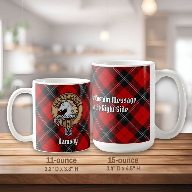 Caneca De Café Clan Ramsay Crest sobre o Red Tartan (Criador carregado)