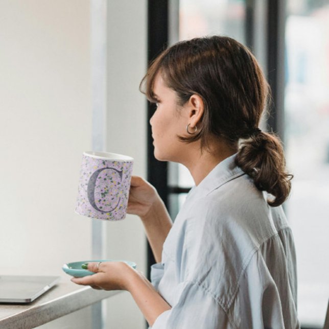 Caneca De Café Classe Elegante Floral Monograma C lilac w/frase (Criador carregado)