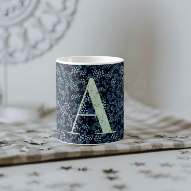 Caneca De Café Clássico Elegante Floral Monograma A azul com fras (Criador carregado)