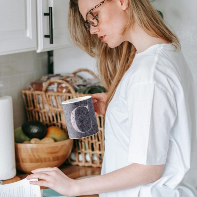 Caneca De Café Clássico Elegante Floral Monograma C roxo com fras (Criador carregado)