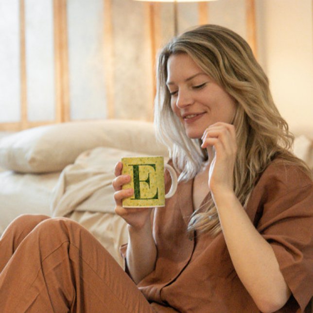 Caneca De Café Clássico Elegante Floral Monograma E amarelo com f (Criador carregado)