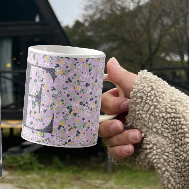 Caneca De Café Clássico Elegante Floral Monograma E lilac w/frase (Criador carregado)