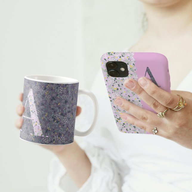 Caneca De Café Clássico Elegante Floral Monograma Um roxo com fra (Criador carregado)