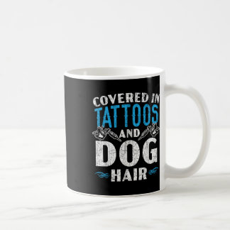 Caneca De Café Coberta Em Tatuagens E Tatuagem No Cabelo Do Cão P