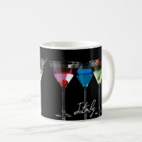 Cocktails diferentes em copos de martini em preto
