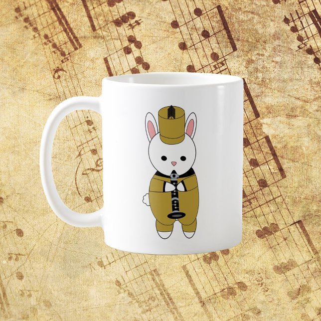 Caneca De Café Coelho Banda Clarinet Dourado (A mug with a bunny playing the clarinet in a gold and black marching band uniform.)