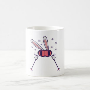 Caneca De Café Coelho do esqui com bastões de esqui e óculos de