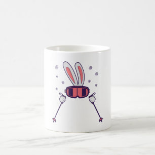 Caneca De Café Coelho do esqui com bastões de esqui e óculos de