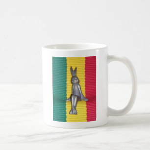 Caneca De Café Coelho em Cores Rasta: Um Toque de Arte Groovy