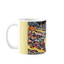 Coelho no copo de café da luz solar