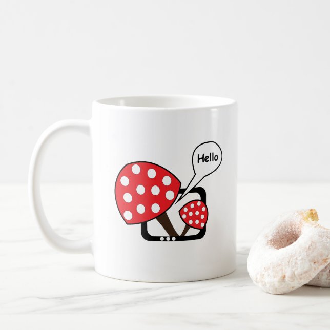Caneca De Café Cogumelo Vermelho Dizendo Olá Da Televisão (Com Donut)