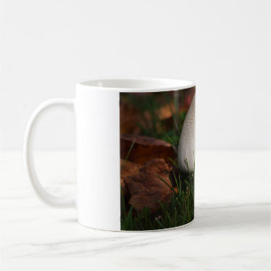 Caneca De Café Cogumelos de campo numa floresta