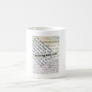 Caneca De Café Colagem de Tipografia Desbotada Cheia de Vida