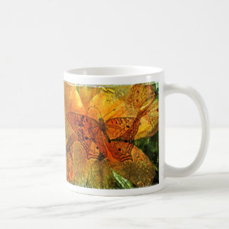 Caneca De Café Colagem dourada da borboleta e do lírio