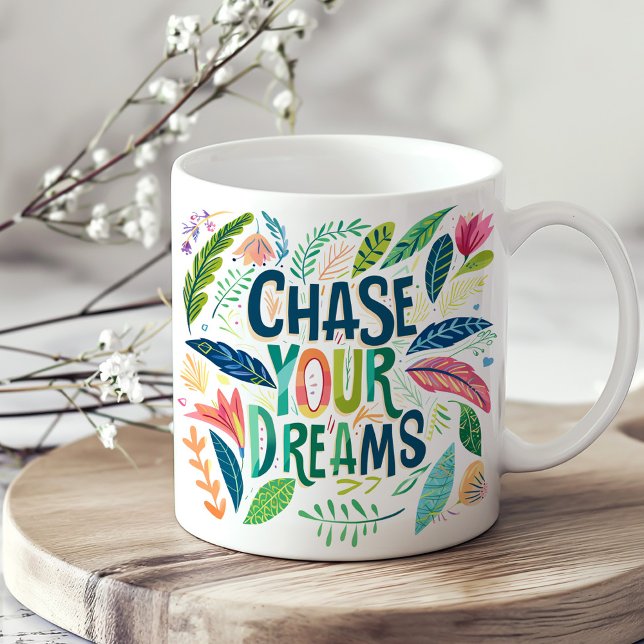 Caneca De Café Colorida Botânica "Persiga Seus Sonhos" (Colorful Botanical "Chase Your Dreams" Coffee Mug on a boho kitchen table.)