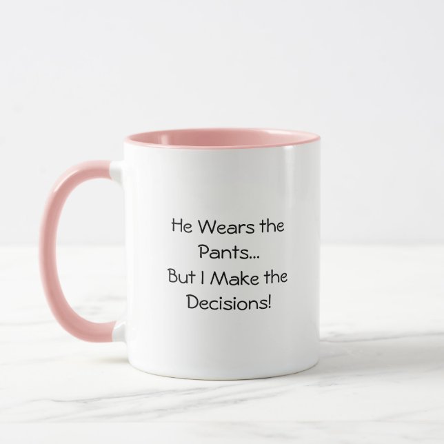 Caneca de Café com a Citação Ele Usa as Calças de  (Esquerda)