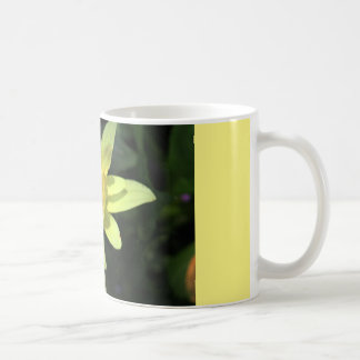 caneca de café com a flor selvagem amarela