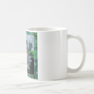 Caneca de café com abelha e flor