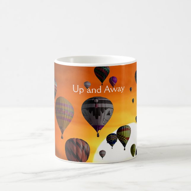 Caneca de café com balões de ar quente em voo (Centro)