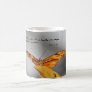 caneca de café com borboleta