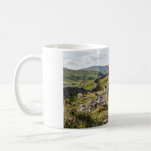 Caneca de Café com Cabrito Saltando em Pastagem Ro