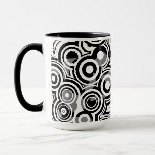 caneca de café com círculos abstratos