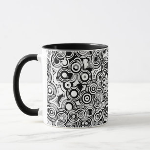 caneca de café com círculos abstratos