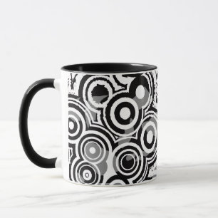 caneca de café com círculos abstratos