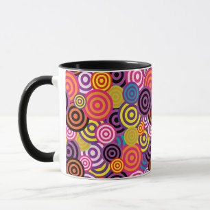 caneca de café com círculos psicodélicos