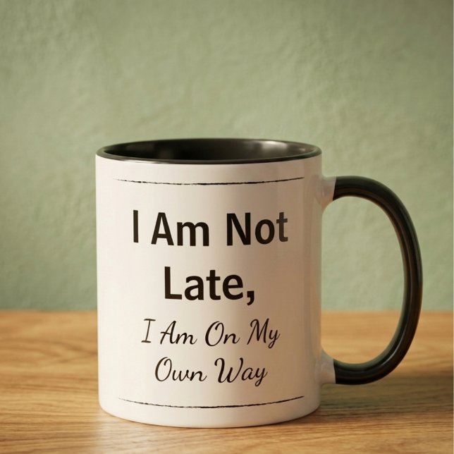 Caneca de Café com Citação Motivacional (Custom text ceramic mug with black handle. The text reads "I am not late, I am on my own way")